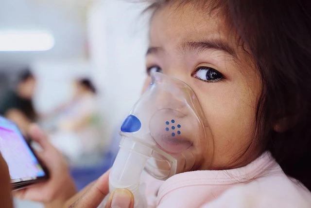 Đâu là biện pháp giảm nguy cơ trở nặng của bệnh hen phế quản và phổi tắc nghẽn mạn tính?